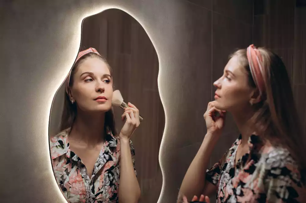 Espejo irregular con foco LED