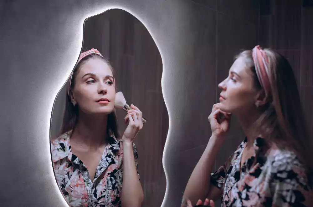 Espejo irregular con foco LED