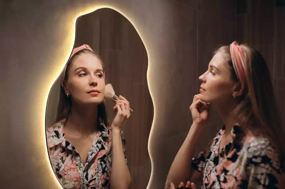 Espejo irregular con foco LED