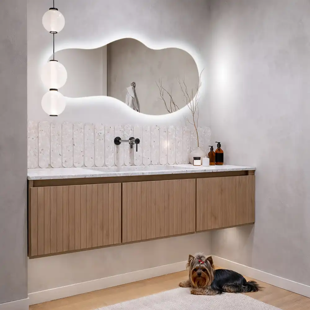 Espejo de pared con iluminación LED y diseño original elegante