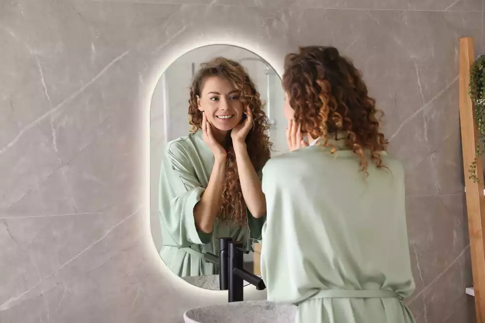 Espejo ovalado con luz colgante decorativo