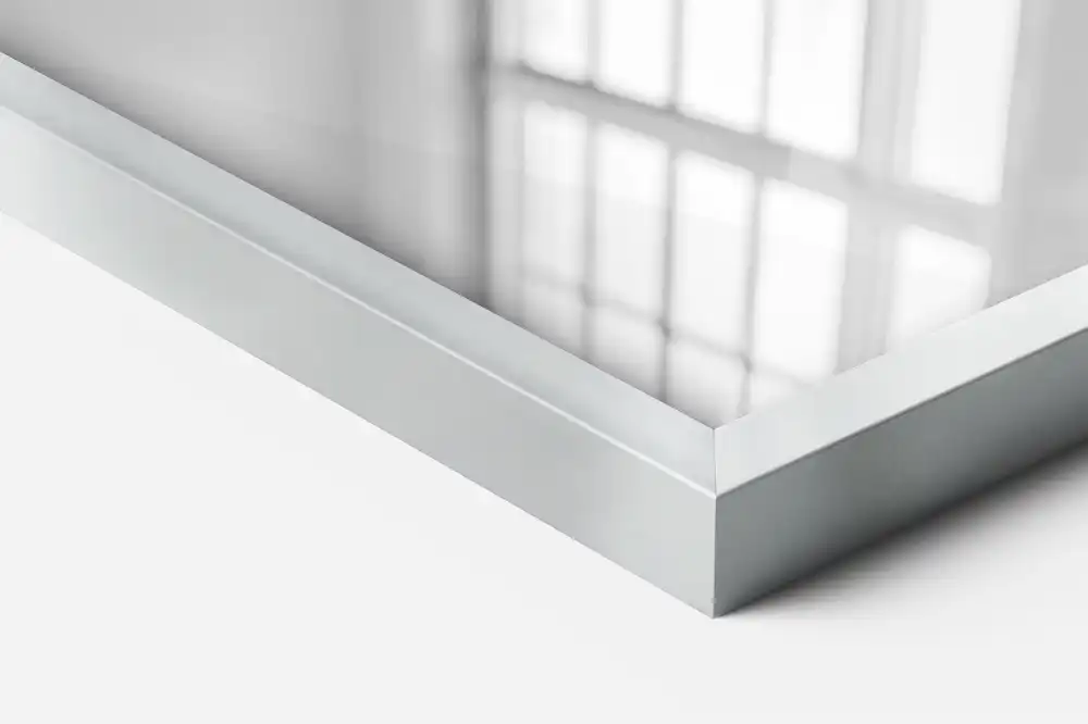 Espejo rectangular con marco plateado decorativo