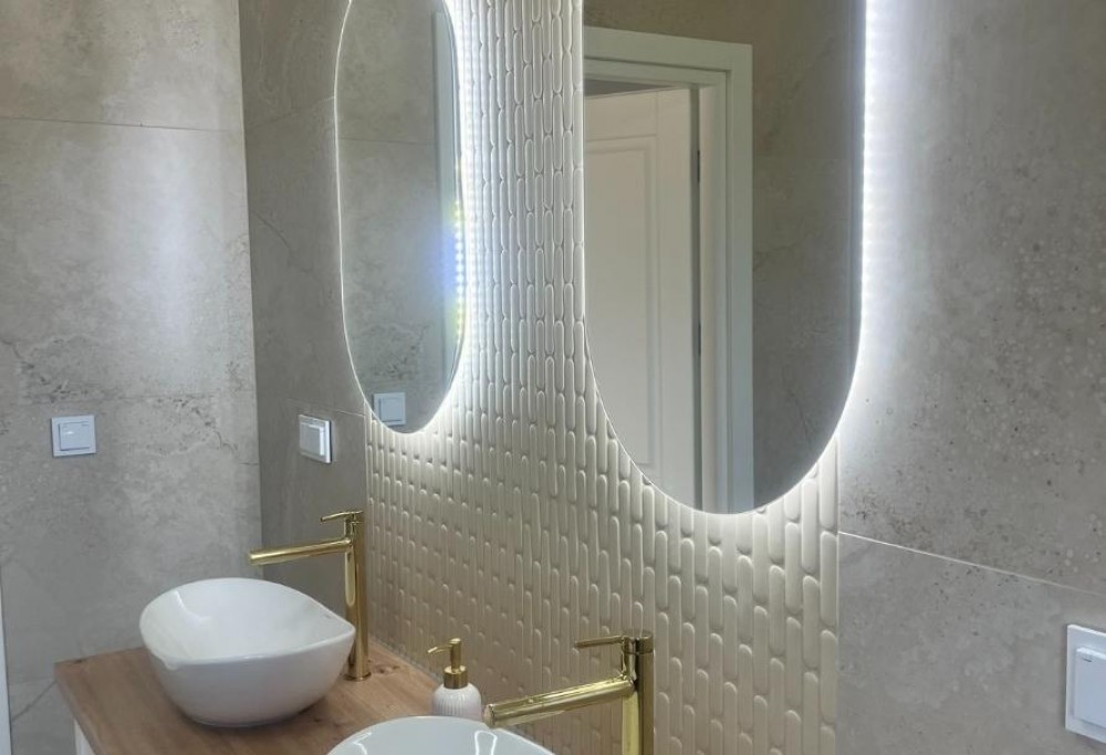 dos espejos en el baño