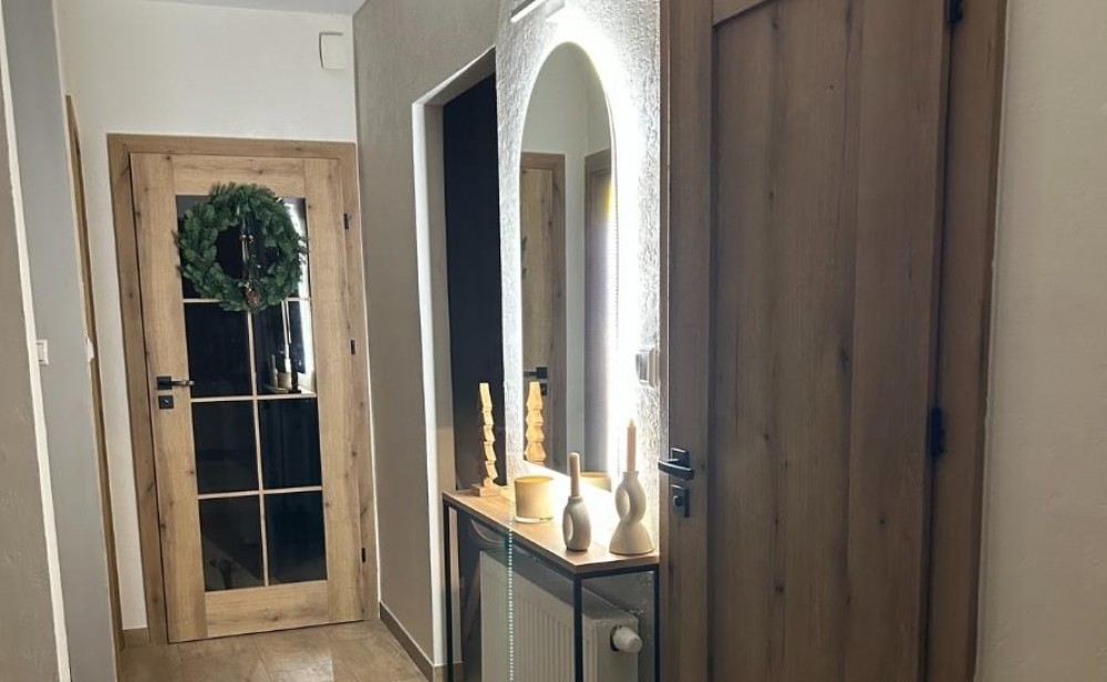 espejo encima de la cómoda